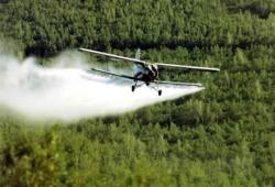 Vliegtuig spuit pesticiden