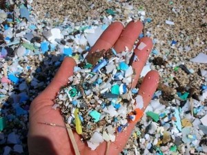 Plastic op het strand